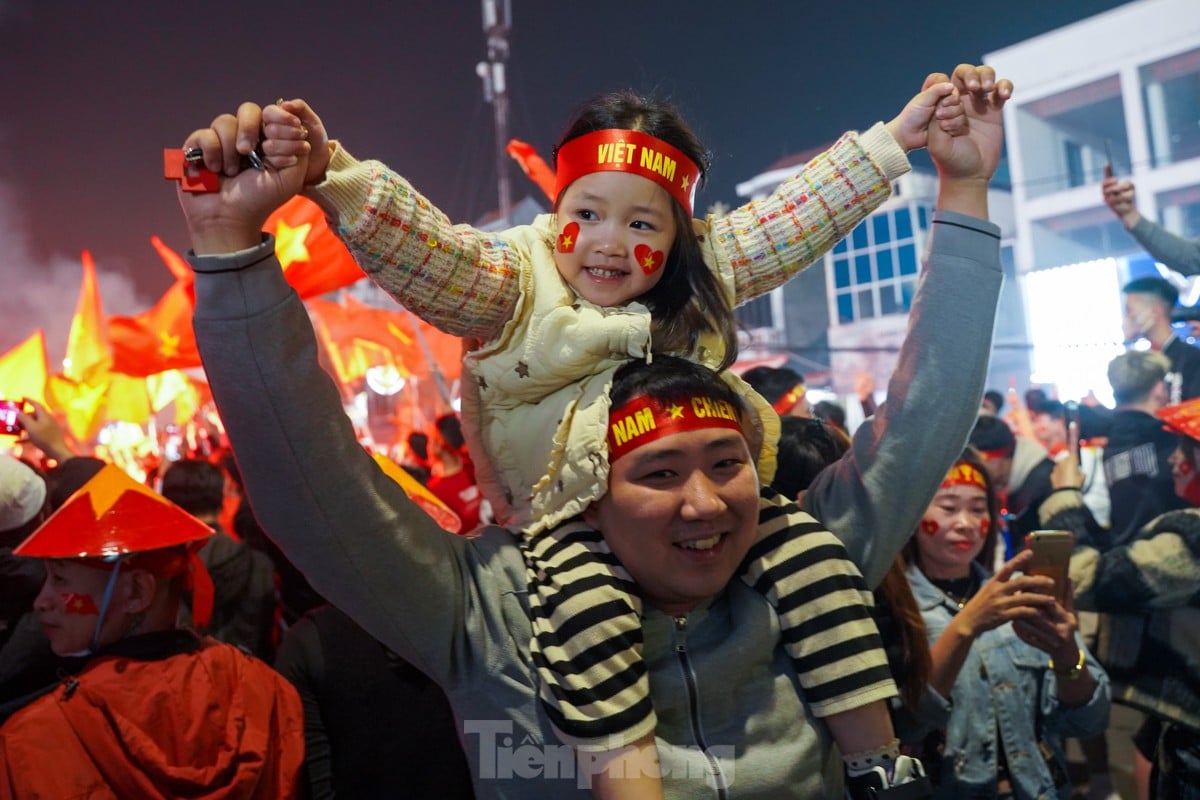 Des foules de personnes « prennent d'assaut » le stade Viet Tri pour célébrer la victoire du Vietnam sur la Thaïlande, photo 9