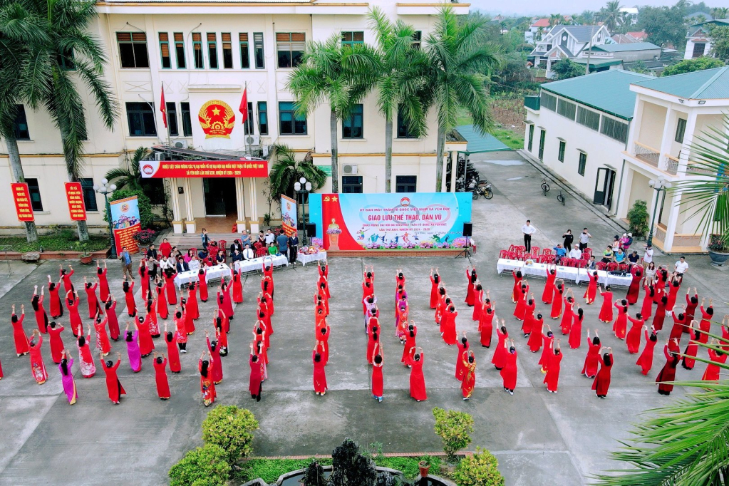 Xây dựng môi trường văn hoá khu dân cư được các phường, xã của Đông Triều quan tâm (Giao lưu dân vũ tại phường Yên Đức).