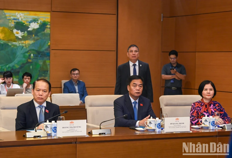 El presidente de la Asamblea Nacional, Tran Thanh Man, recibe al presidente electo de Indonesia, Prabowo Subianto. Foto 3