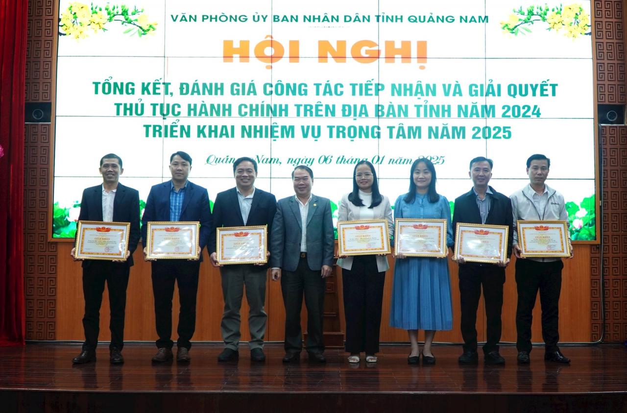 Tặng giấy khen các tập thể hoàn thành tốt công tác tiếp nhận và giải quyết TTHC năm 2024. Ảnh: TÂM ĐAN