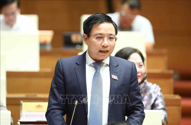 Verkehrsminister Nguyen Van Thang beantwortete Fragen. Foto: VNA