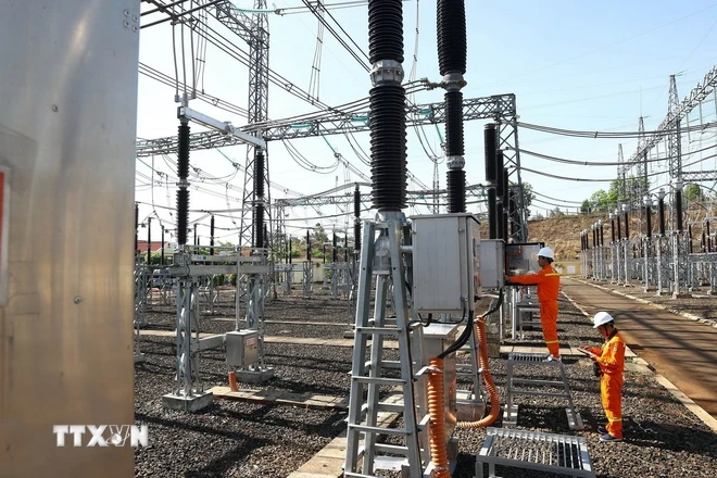 Comprobación de equipos en la estación transformadora de 500 kV de Dak Nong. (Foto: Huy Hung/VNA)