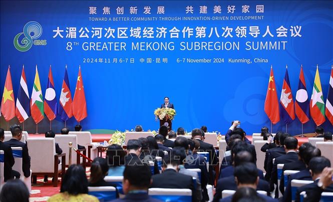 Prime Minister proposes three main contents of new generation economic corridor at GMS 8 Conference