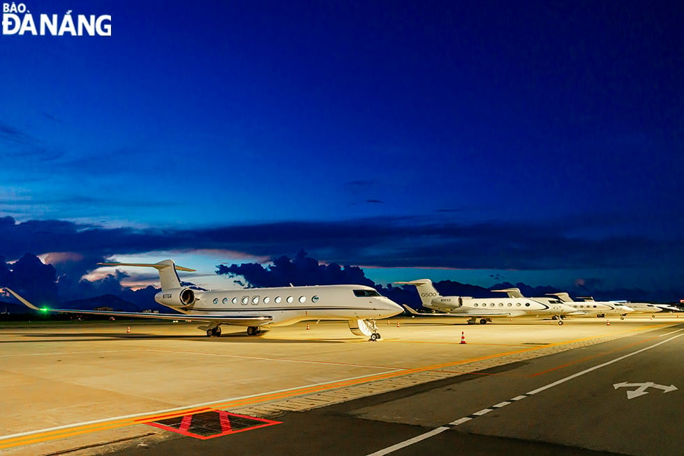 យន្តហោះ Gulfstream ស៊េរី​មួយ​គ្រឿង​បាន​មក​ដល់​អាកាសយានដ្ឋាន​អន្តរជាតិ Da Nang នៅ​ថ្ងៃ​ទី ១៥ ខែ​តុលា។