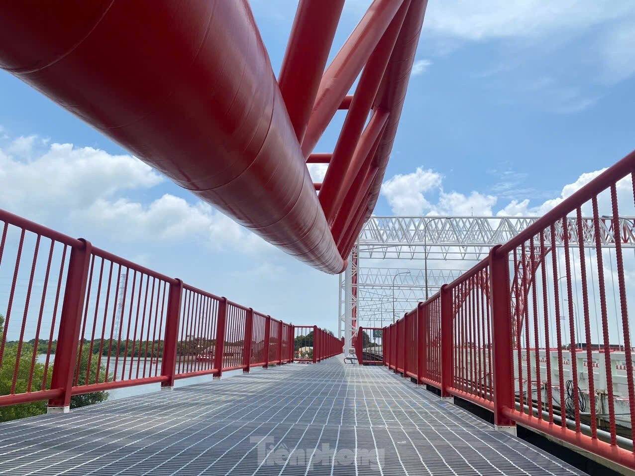 Close-up of the bridge shaped like a seagull spreading its wings in Ba Ria - Vung Tau photo 9