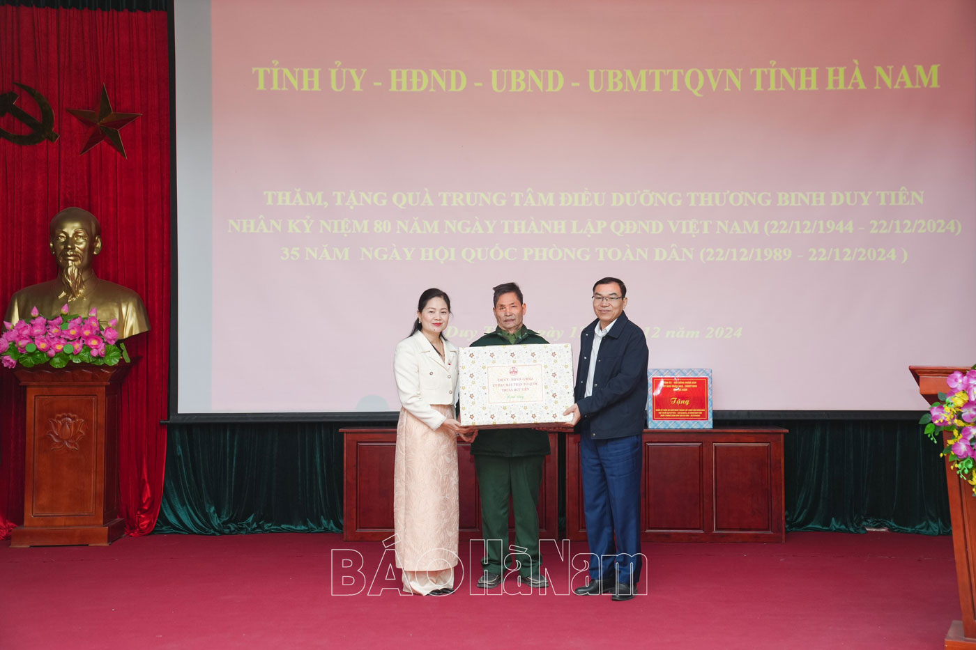 성 인민위원회 위원장 Truong Quoc Huy가 Duy Tien 전상자 간호 센터를 방문하여 선물을 전달했습니다.