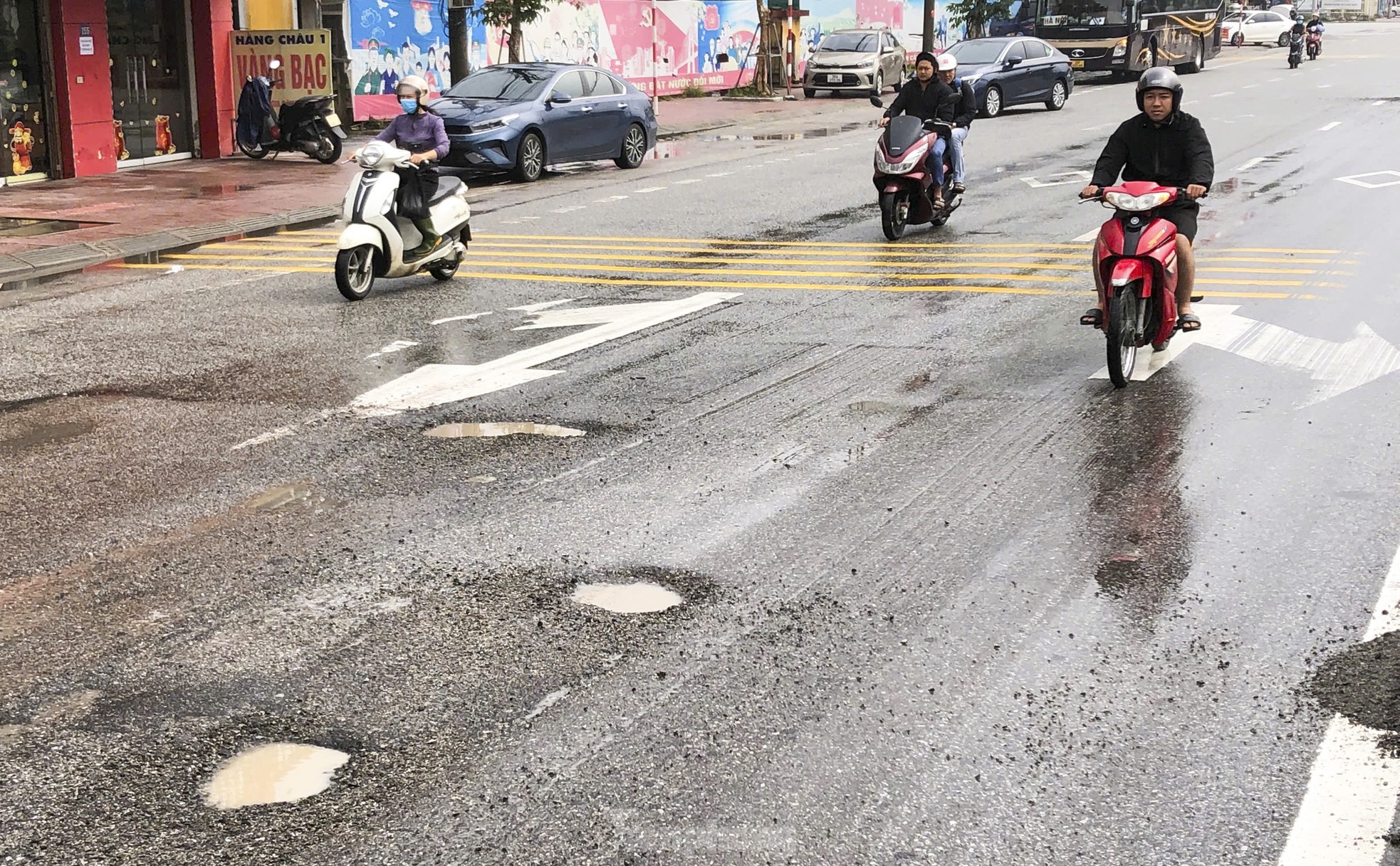 La carretera nacional 1A que pasa por Ha Tinh se erosionó tras la lluvia (foto 2)