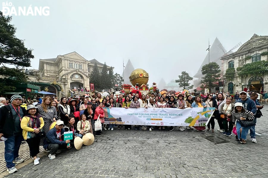 La delegación examinó y experimentó los servicios y atracciones turísticas en Da Nang. En la foto: El grupo visitó la zona turística de Sun World Ba Na Hills.