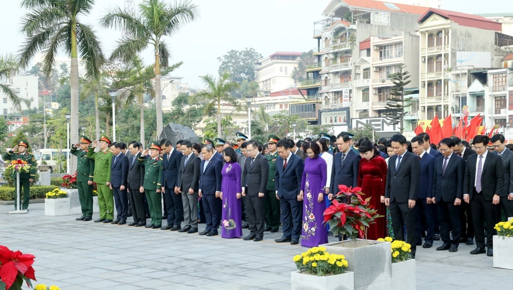 대표단은 영웅적 열사들과 인민군 영웅이자 광닌 광산구 특별구 당위원회의 첫 서기인 부반히에우 순교자를 기리기 위해 묵념의 시간을 가졌습니다.