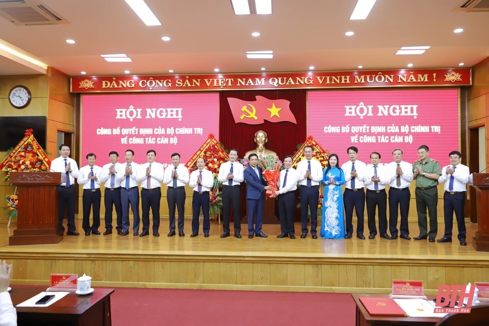 Images at the conference announcing the Politburo's decision to appoint Senior Lieutenant General Nguyen Doan Anh to hold the position of Secretary of Thanh Hoa Provincial Party Committee