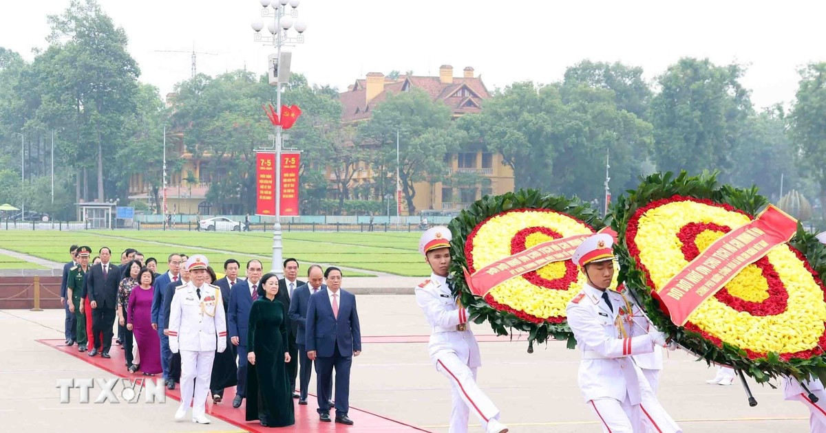 Dirigentes del Partido y del Estado visitan el Mausoleo del Tío Ho con motivo del 70º aniversario de la Victoria de Dien Bien Phu