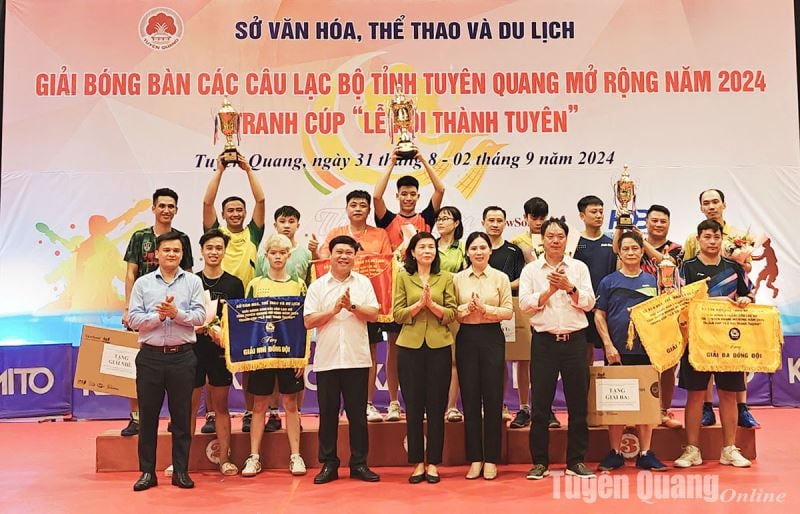 Bế mạc Giải Bóng bàn các câu lạc bộ tỉnh Tuyên Quang tranh cúp “Lễ hội Thành Tuyên”