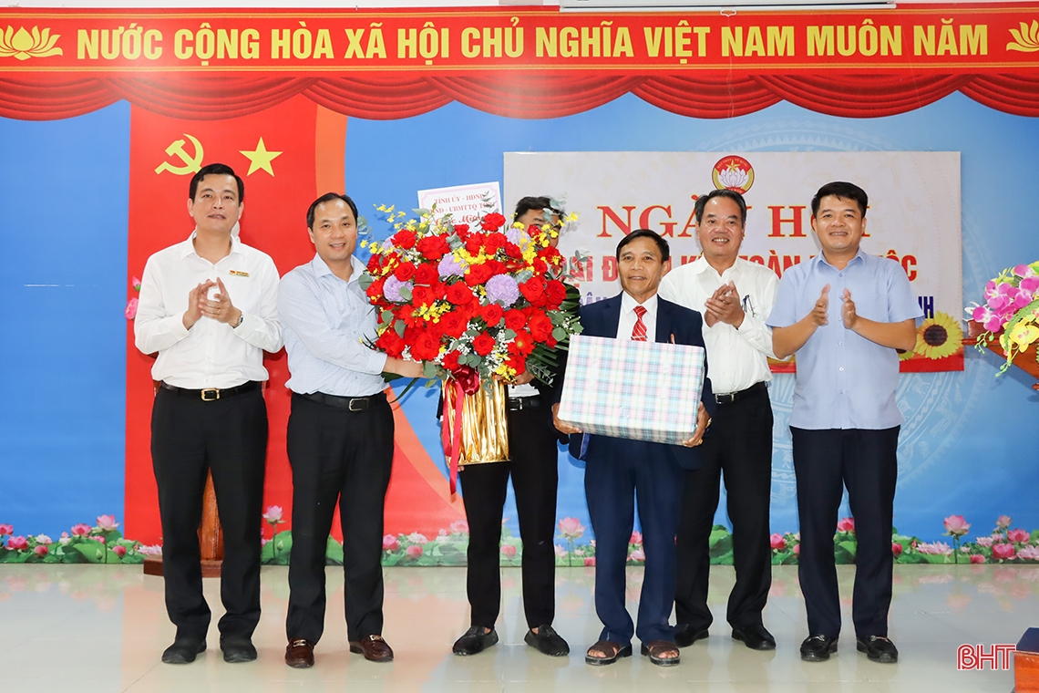 Bí thư Tỉnh ủy chung vui ngày hội đại đoàn kết tại Đức Thọ