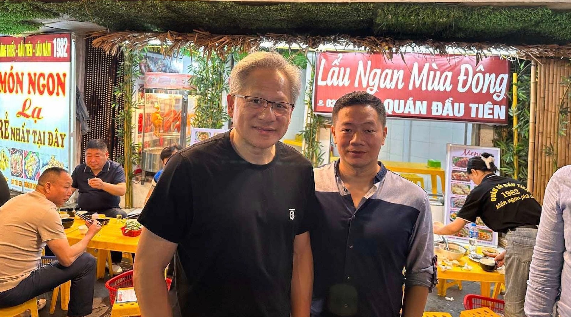 The world's 11th richest American billionaire chooses a sidewalk beef noodle shop when visiting Hanoi.