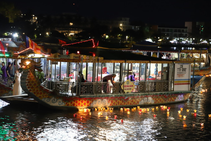 Buddhisten sitzen auf Drachenbooten und lassen Blumenlaternen auf dem Parfümfluss steigen. Foto: Vo Thanh