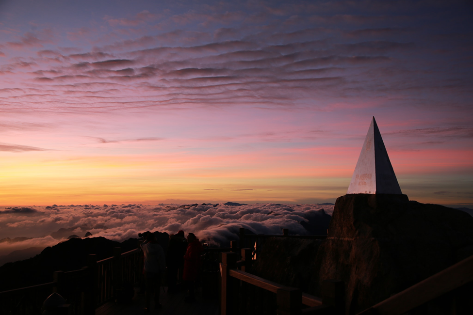 標高3,143メートルのランドマーク、ファンシーパン山頂の夕日。