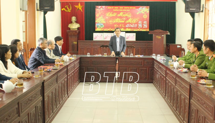 El camarada Nguyen Tien Thanh, subsecretario permanente del Comité Provincial del Partido, presidente del Consejo Popular Provincial, inspeccionó la implementación de las tareas políticas con motivo del Año Nuevo Lunar en el barrio de Tran Hung Dao.