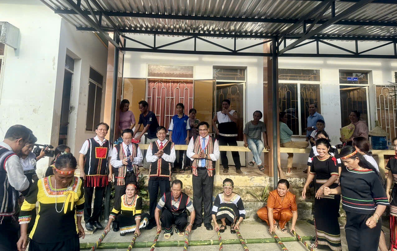 Les délégués s'amusent avec les habitants de la commune de Khanh Trung.