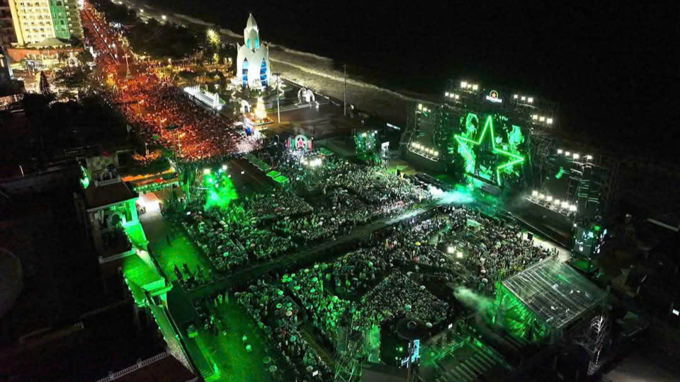 Un grand nombre de personnes et de touristes ont assisté au programme du Nouvel An 2025 sur la place 2/4, dans la ville de Nha Trang. Photo : HNK