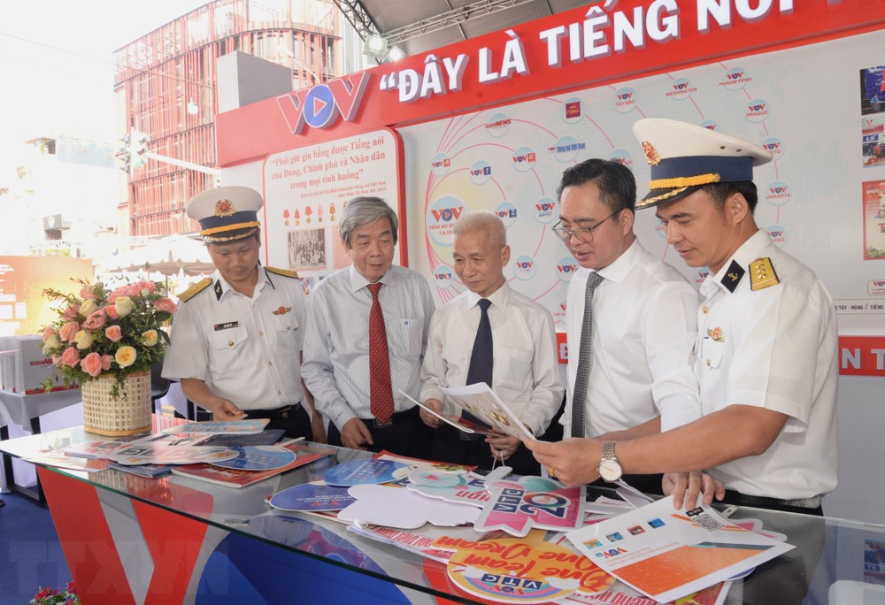 Khách tham quan, trải nghiệm tại gian trưng bày của Đài Tiếng nói Việt Nam (VOV). (Ảnh: Thu Hương/TTXVN)