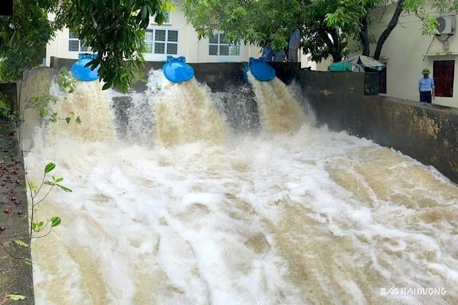 Hoa Binh Hydroelectric Reservoir Discharges Water, Many Pumping Stations in Hai Duong Operate at Full Capacity