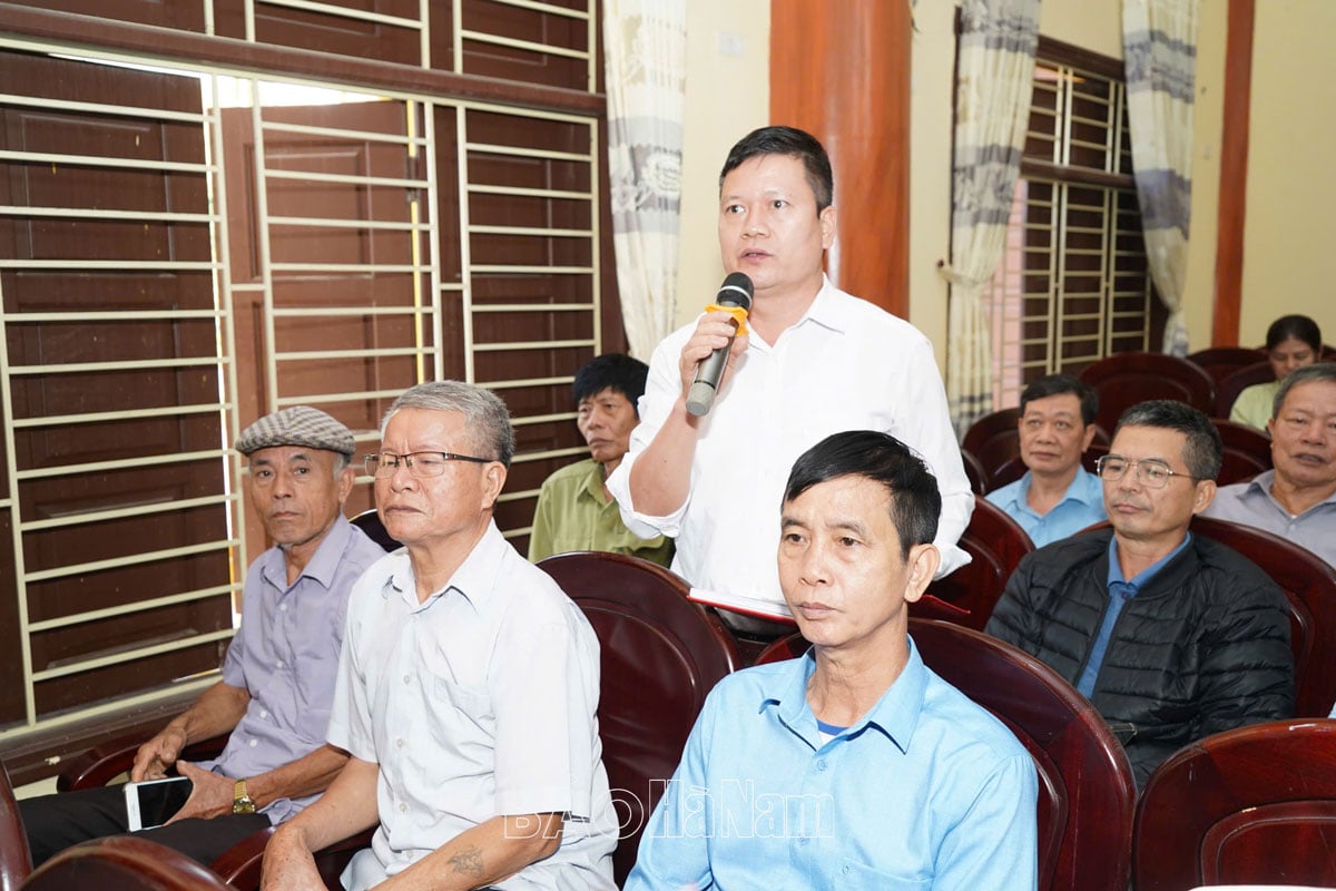 레티투이(Le Thi Thuy) 성 당 서기와 쯔엉꾸옥휘(Trường Quốc Huy) 성 인민위원회 위원장이 티엔노이 구 주민들과 대화를 나누었습니다.