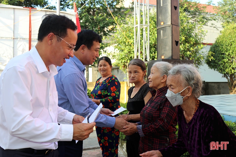 Phó Chủ tịch Thường trực HĐND tỉnh chung vui Ngày hội Đại đoàn kết