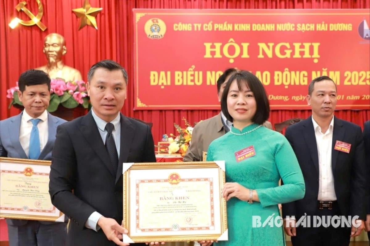 The Provincial People's Committee awarded certificates of merit to 3 groups and 5 individuals of Hai Duong Clean Water Business Joint Stock Company.