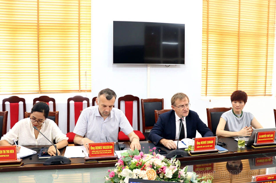 Provincial People's Committee leaders work with the French Development Agency