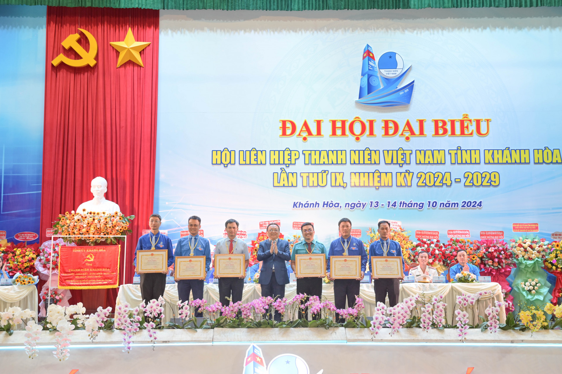 El camarada Le Huu Hoang entregó certificados de mérito del Comité Popular Provincial a individuos.