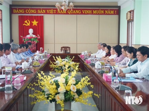 El Comité Provincial del Frente de la Patria de Vietnam colaboró ​​con el Comité del Partido del Distrito de Ninh Son para dirigir el Congreso de Delegados del Frente de la Patria de Vietnam del Distrito, período 2024-2029.