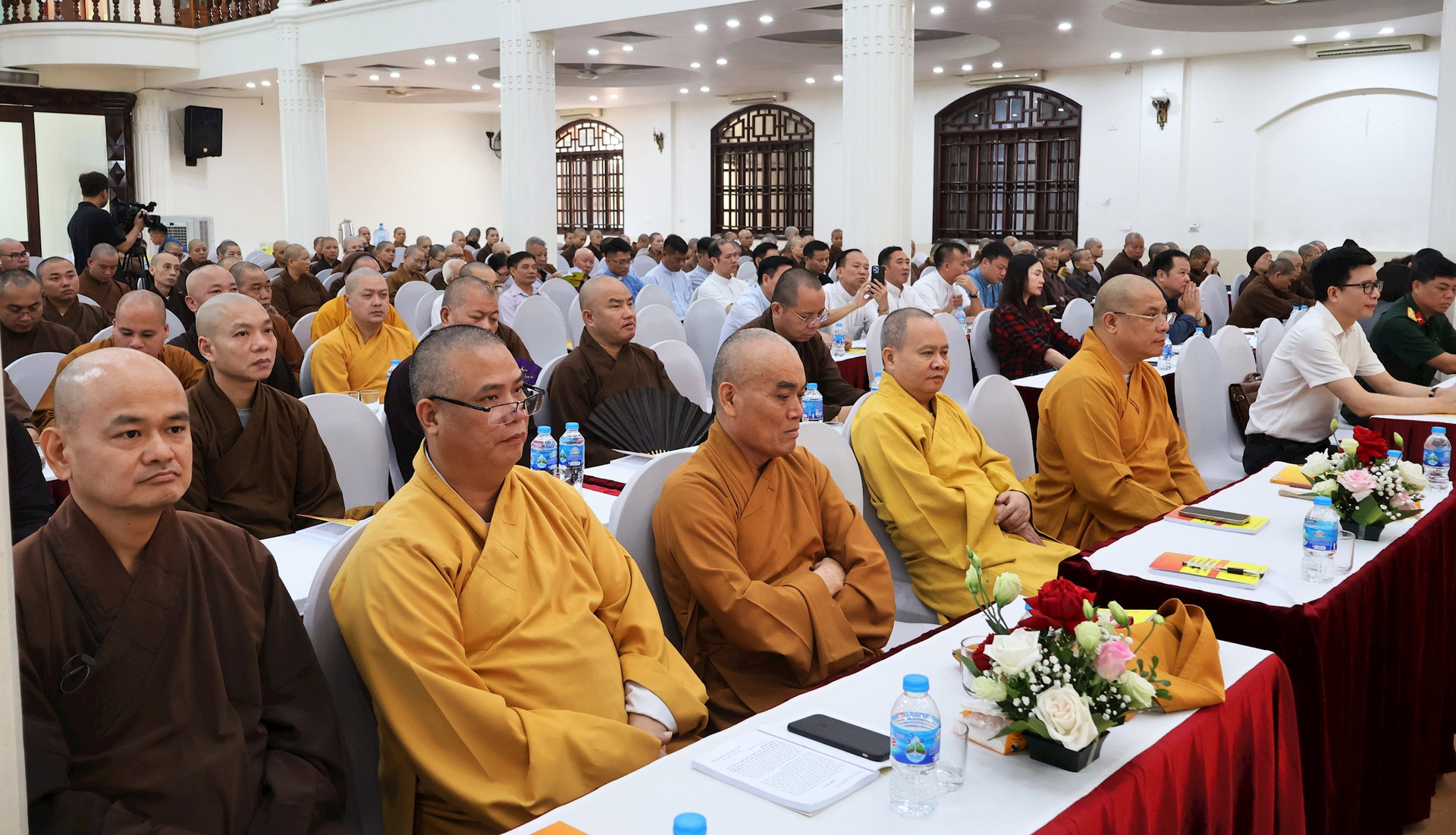 300 dignitaries and monks in Hai Duong listen to dissemination of religious laws