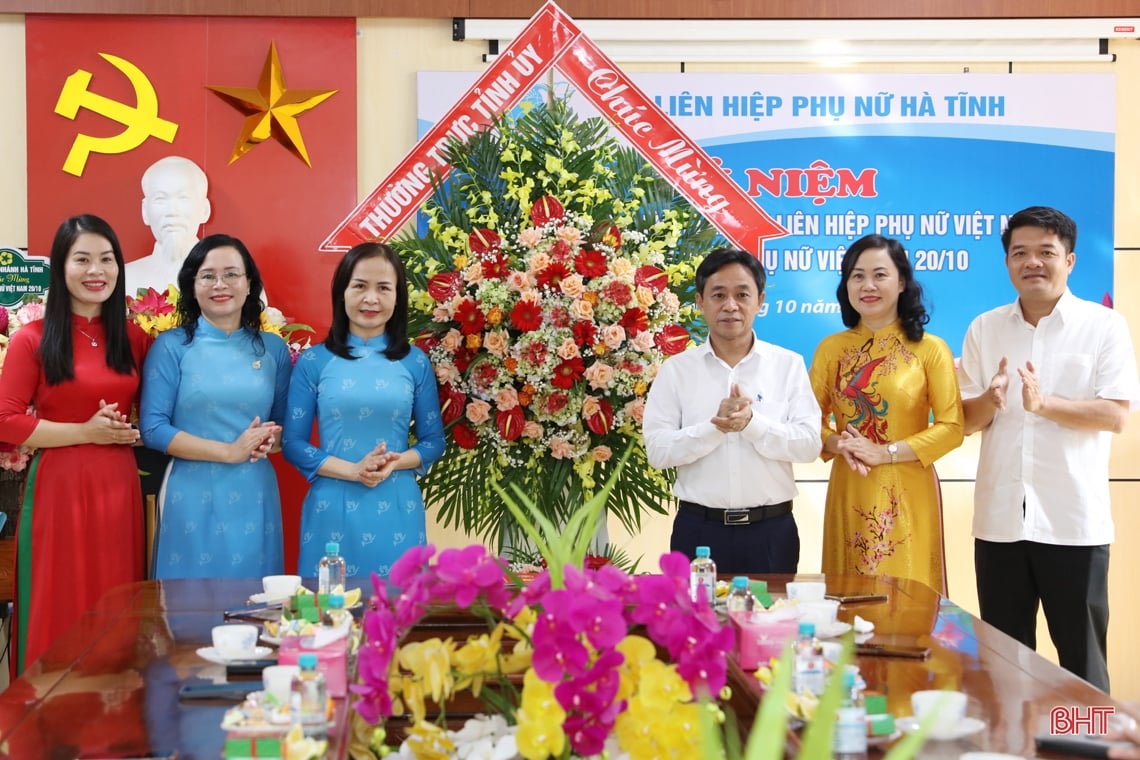 Provincial leaders congratulate officials and members of the Ha Tinh Women's Union