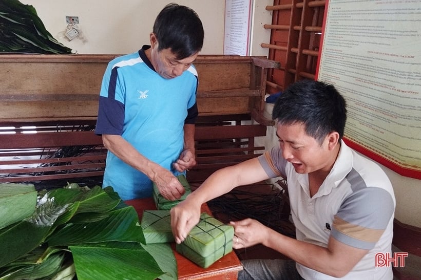 ប្រជាជន Mai Phu រុំ 1,899 banh chung ដើម្បីរំលឹកដល់ស្តេច Mai Hac De