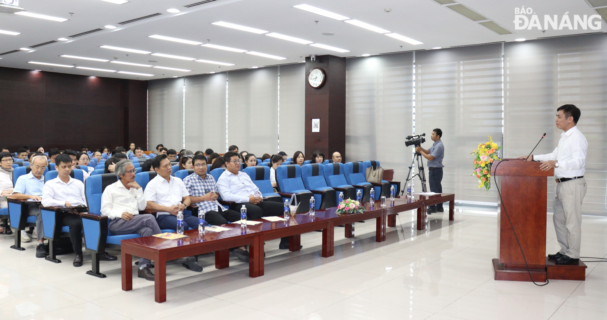 Deputy Director of the Department of Housing and Real Estate Market Management (Ministry of Construction) Nguyen Manh Khoi (right cover) disseminates the two laws on Housing and Real Estate Business. Photo: HOANG HIEP