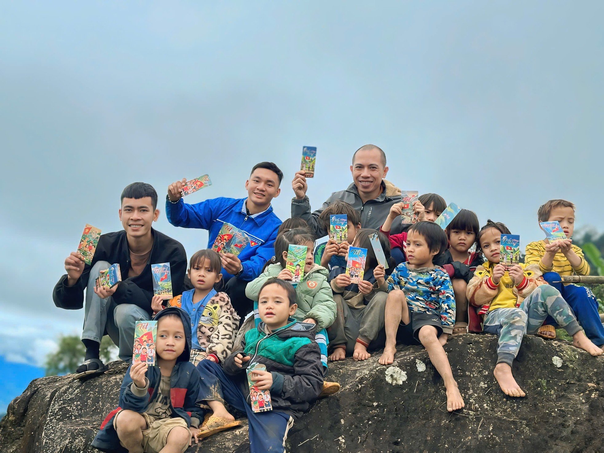 Les enfants des hauts plateaux de Quang Nam reçoivent de l'argent porte-bonheur tôt, photo 11