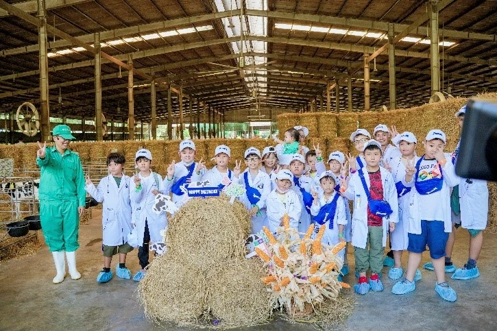 Vinamilk spreads environmental protection awareness to students through the super milk factory and Green Farm photo 4