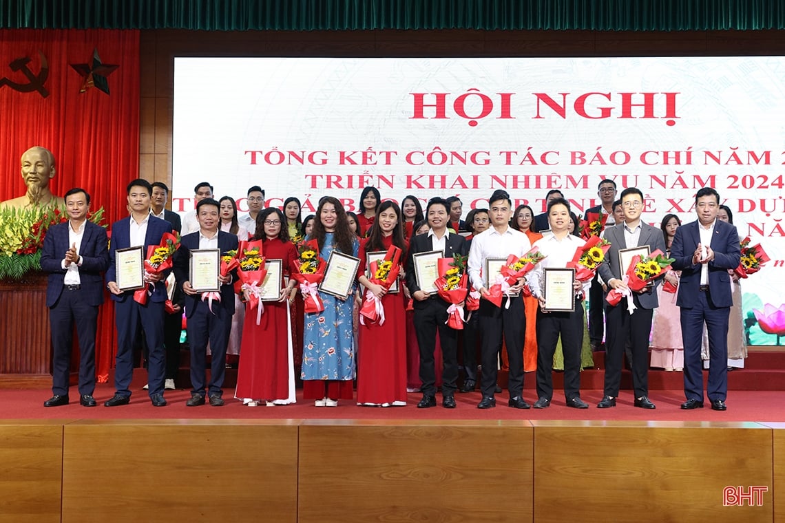 Ha Tinh awarded 27 works that won the 2023 Golden Hammer and Sickle Award