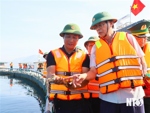 Comrade Nguyen Duc Thanh, Member of the Party Central Committee, Secretary of the Provincial Party Committee, surveyed marine farming areas C1, C2 and visited the Provincial Border Guard Command.