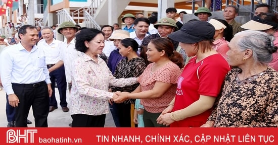 Truong Thi Mai, membre permanent du Secrétariat, offre de l'encens à certaines adresses rouges et offre des cadeaux aux habitants de Ha Tinh.