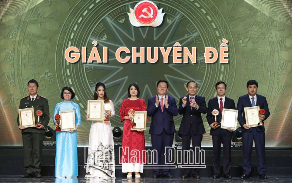The 5-part series “Nam Dinh - turning nothing into something, turning difficult into easy” (Author group Van Anh - Thanh Thuy) won the Golden Hammer and Sickle Award