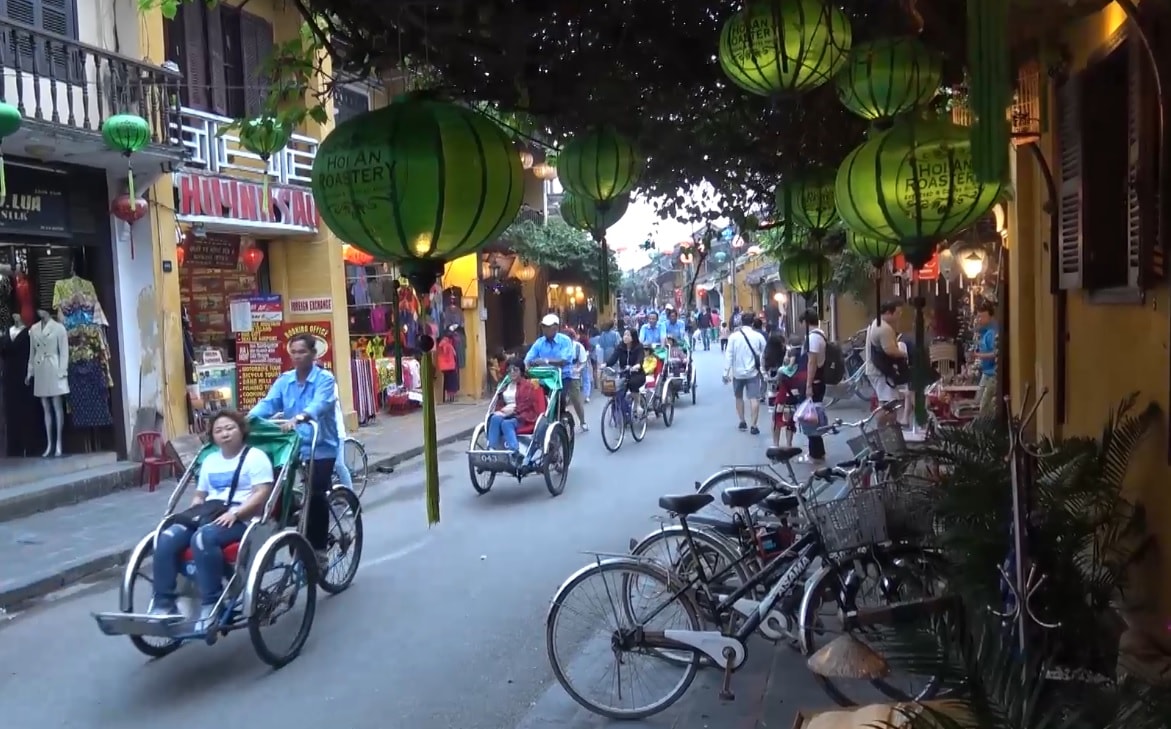 La rue Tran Phu compte 168 maisons en façade, toutes utilisées à des fins touristiques. Photo : QUOC HAI