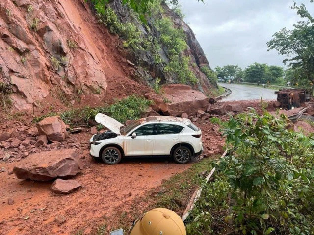 ดินถล่มทับรถ 2 คันบนทางหลวง มีผู้บาดเจ็บ 8 คน - ภาพที่ 1.