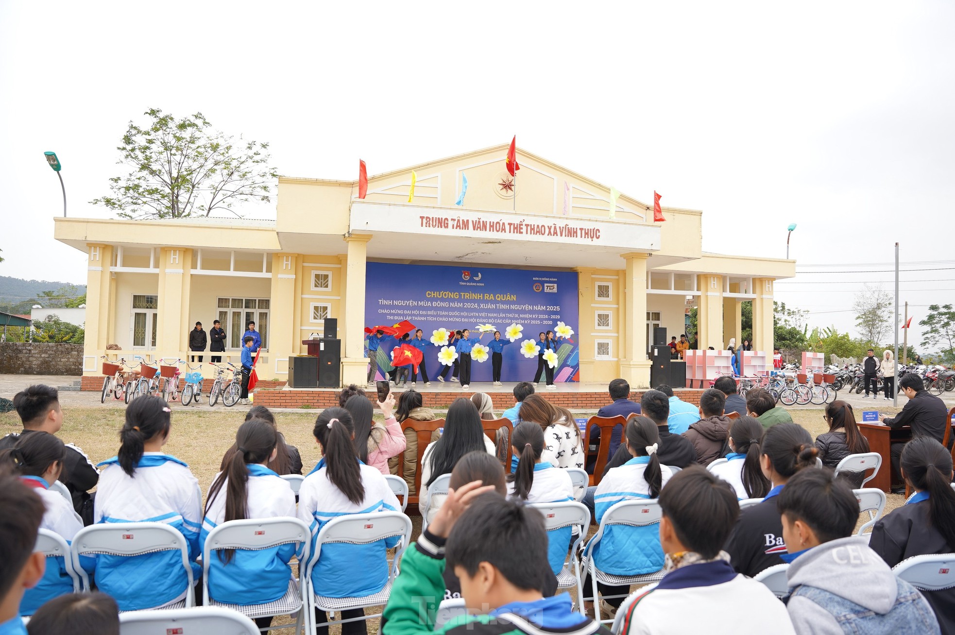 Les jeunes de Quang Ninh bénéficient de contrôles médicaux gratuits sur l'île de l'avant-poste, photo 4