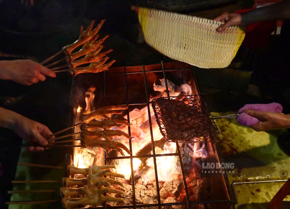 Les pattes de poulet grillées à la main sont un plat préféré de nombreux clients lorsqu'ils explorent la cuisine Nam Dinh. Photo : Ha Vi