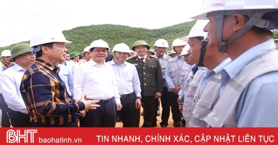 Vizepremierminister Tran Hong Ha inspiziert den Fortschritt des 500-kV-Übertragungsleitungsprojekts durch Ha Tinh.