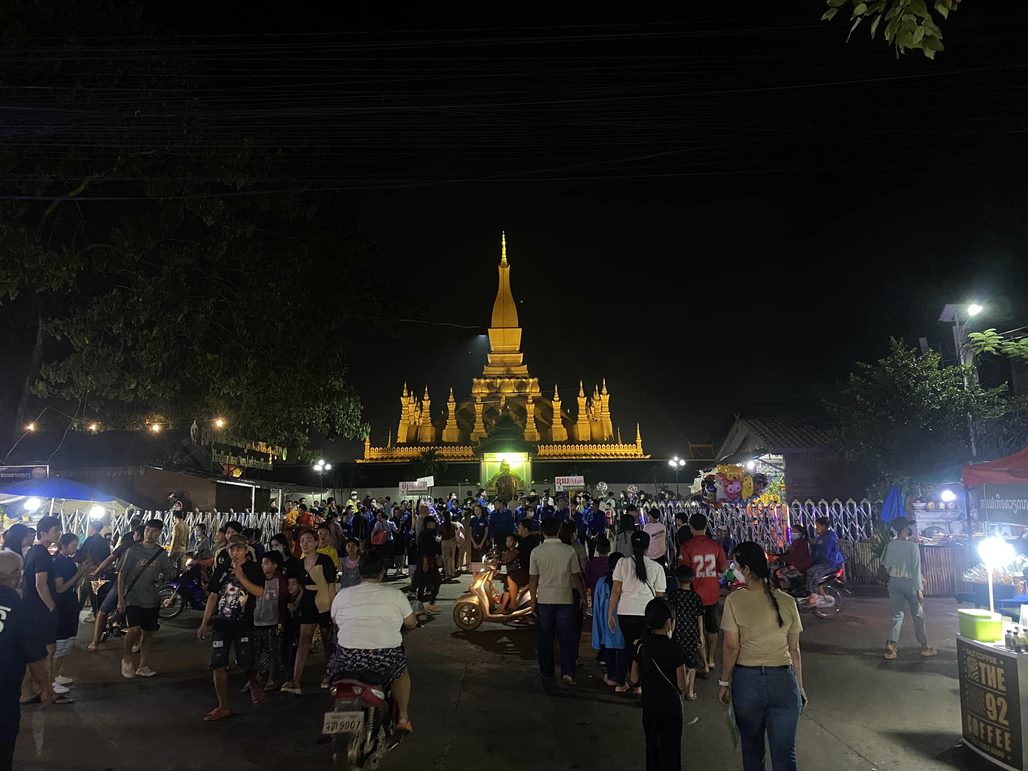 Les Laotiens célèbrent le festival That Luang