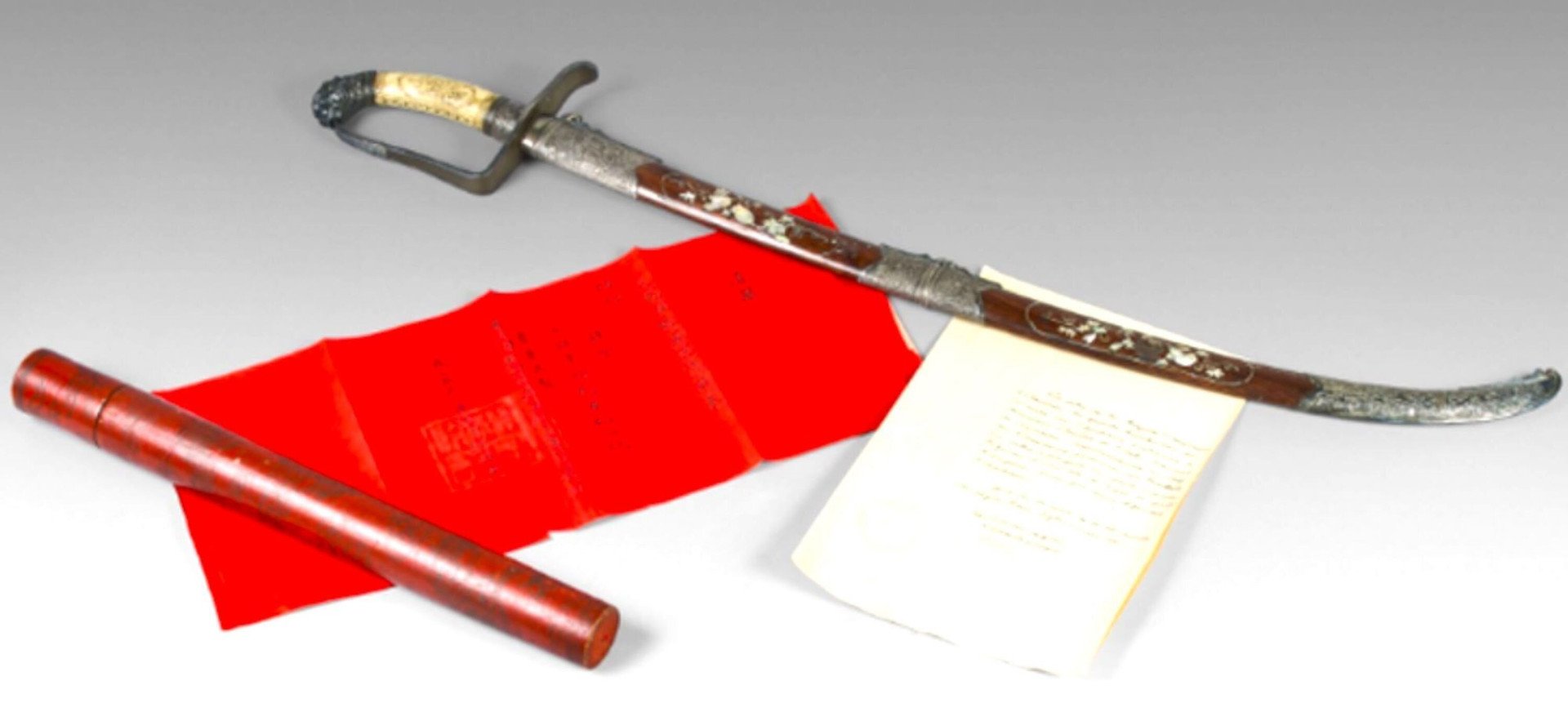 King Ham Nghi's sword presented to the Commander-in-Chief of the French army in Vietnam, Brière de l'Isle (Photo: Drouot.com)