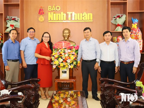 ថ្នាក់ដឹកនាំស្ថាប័ន និងអង្គភាពនានាបានមកអបអរសាទរកាសែត Ninh Thuan
