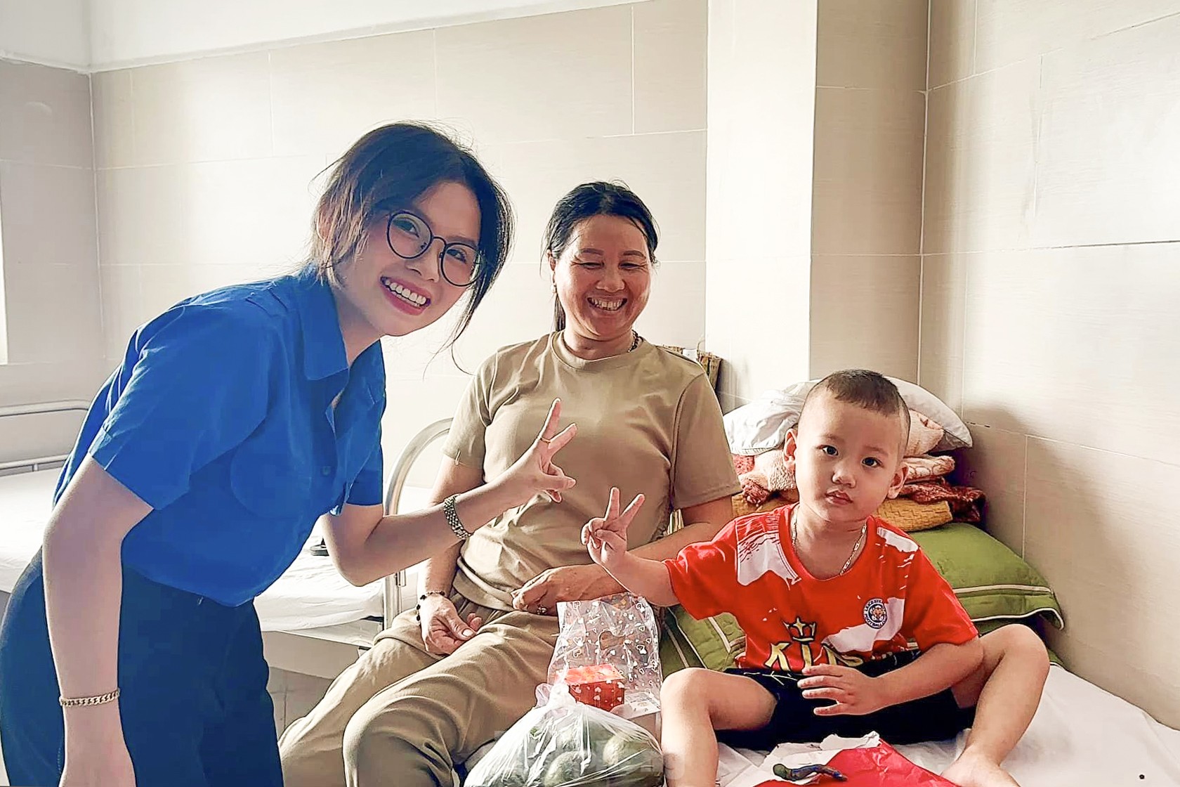 Mme Hang et M. Cuoi en « chemise verte » apportent la fête de la mi-automne aux enfants malades et aux enfants défavorisés photo 3